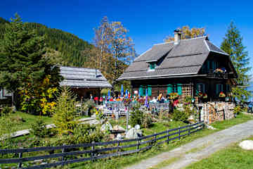 Die Alm hinterm Brunn liegt oberhalb des wunderschönen Weissensees.